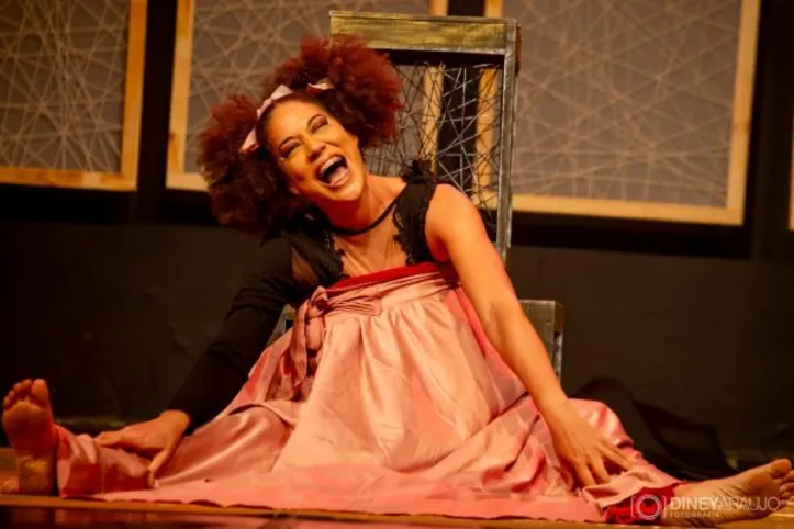 Vika Mennezes leva “Mukunã: do fio à raiz” ao Teatro Martim Gonçalves