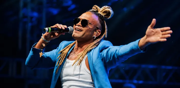 Buja Ferreira revisita a obra de Carlinhos Brown em show acústico no Candeal