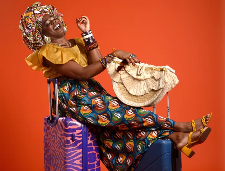 Sulivã Bispo leva humor e reflexão ao palco com o espetáculo “De Férias com Koanza”, no Teatro Sesc Casa do Comércio