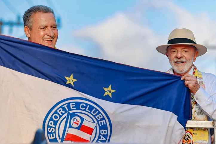 Lula ao lado de Rui Costa em ato de campanha na Bahia