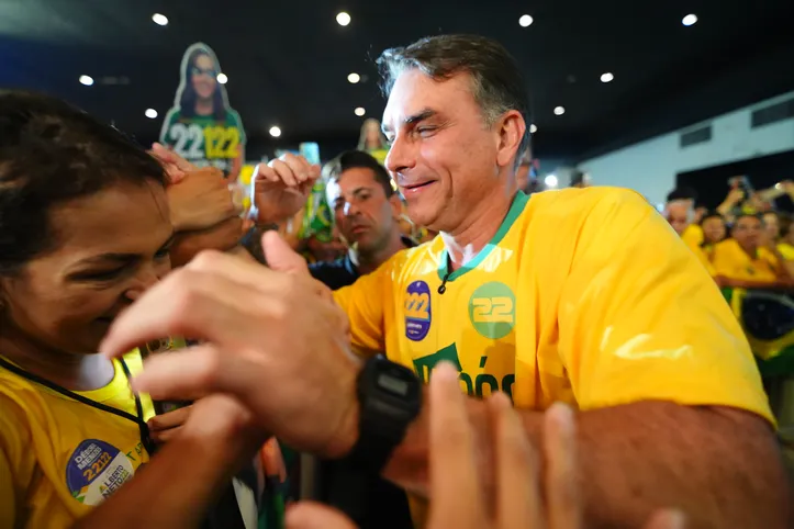 Flávio Bolsonaro durante ato de campanha