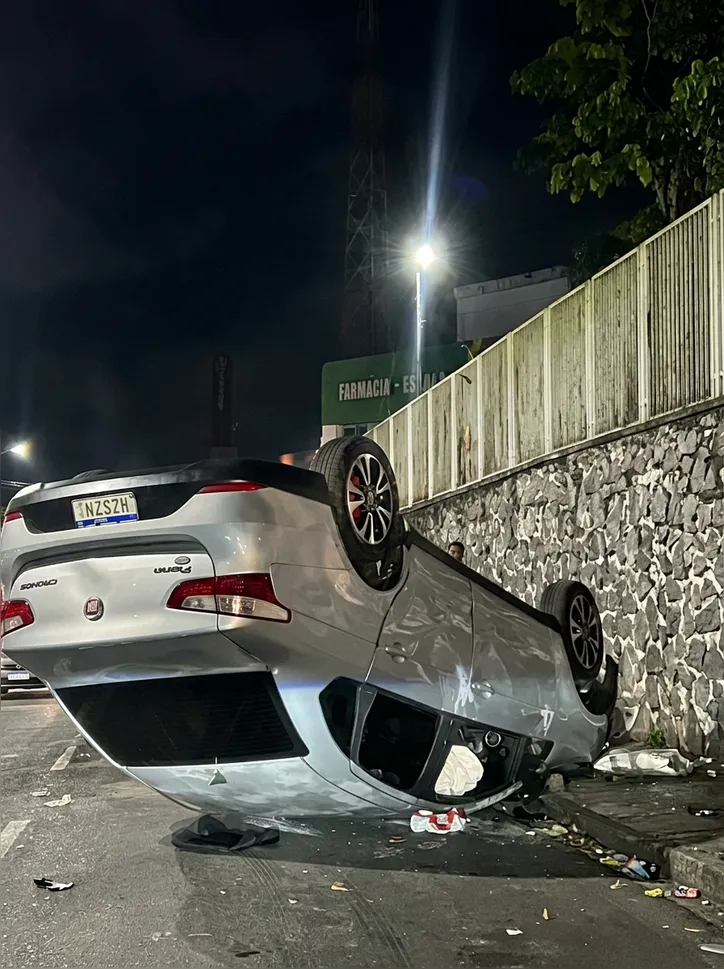 Motorista foi levado ao Hospital Roberto Santos após capotamento perto da Uneb