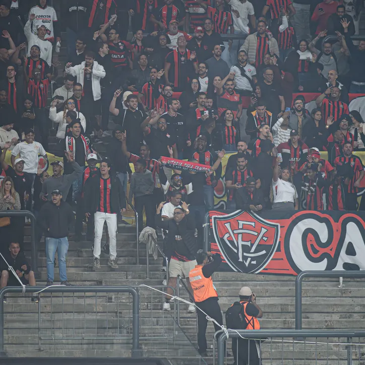 Torcida do Vitória fora do Barradão