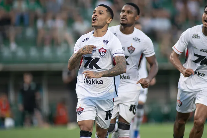 Matheuzinho comemorando gol contra a Chapecoense