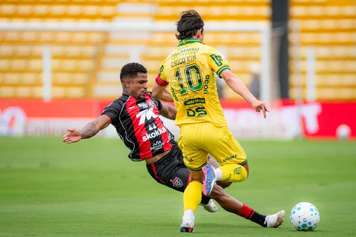 Jamerson marcando Chico Kim em Mirassol 2x2 Vitória
