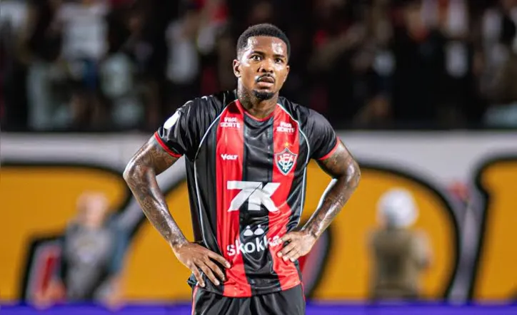Cacá em ação durante jogo do Vitória no Barradão