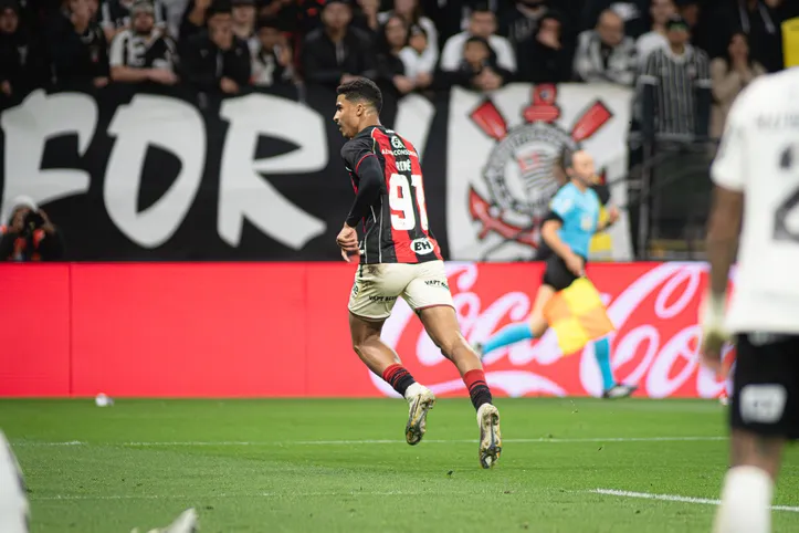 Renê comemora gol marcado contra o Corinthians
