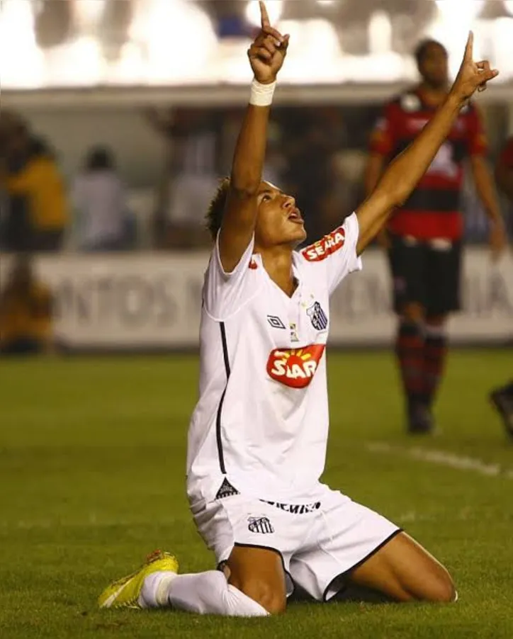 Neymar comandou o título do Santos contra o Vitória em 2010