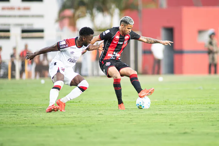 Mendoza e Erick em Vitória x Athletico