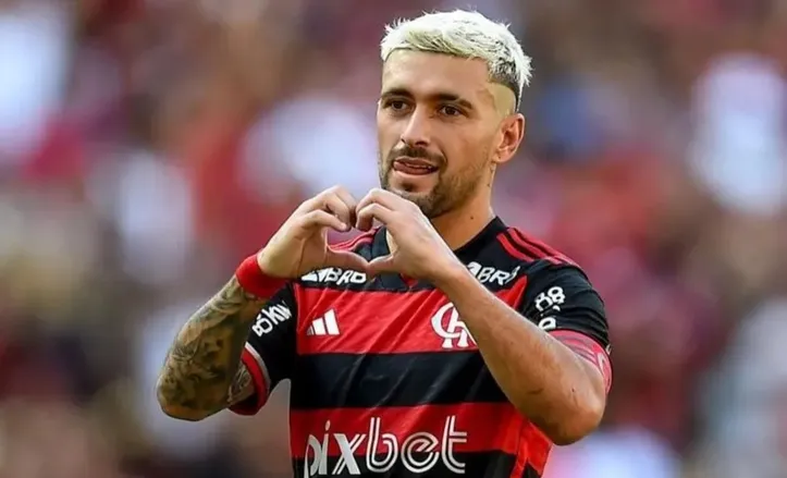 Arrascaeta comemorando gol pelo Flamengo