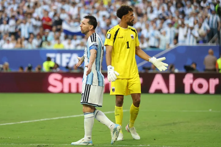 Argentina's forward #10 Lionel Messi and Cape Verde's goalkeeper #01 Vozinha gesture during the 2026 World Cup round of 32 football match between Argentina and Cape Verde at the Miami Stadium in Miami Gardens on July 3, 2026.  (Photo by PATRICIA DE MELO MOREIRA / AFP)
