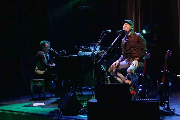 Zeca Baleiro e Adriano Magoo dividem o palco no espetáculo Piano & Voz