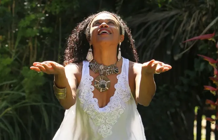 Clécia Queiroz apresenta o show “Samba Miudinho” na Casa da Mãe.