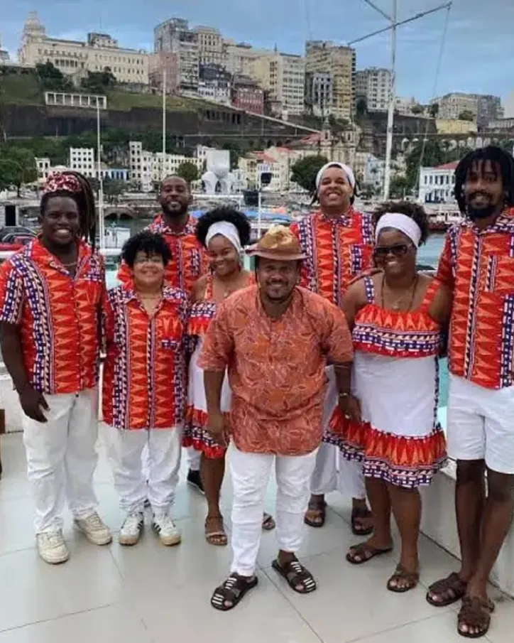 Grupo Mãos no Couro leva a força da percussão e das tradições afro-brasileiras ao Café-Teatro Nilda Spencer, na Barroquinha.