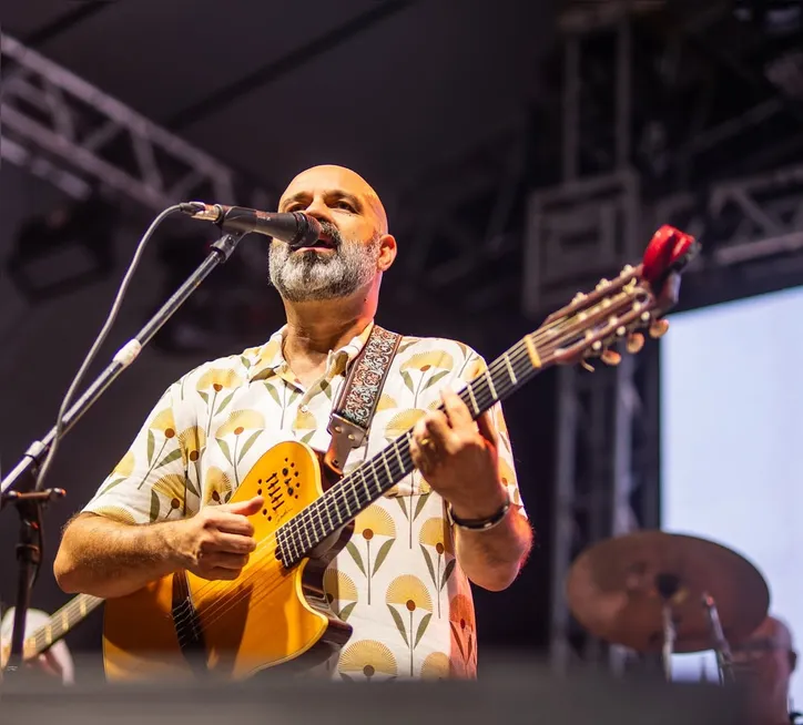 Alexandre Leão celebra 21 anos do projeto “Leão na Varanda” com show no SESI Rio Vermelho.