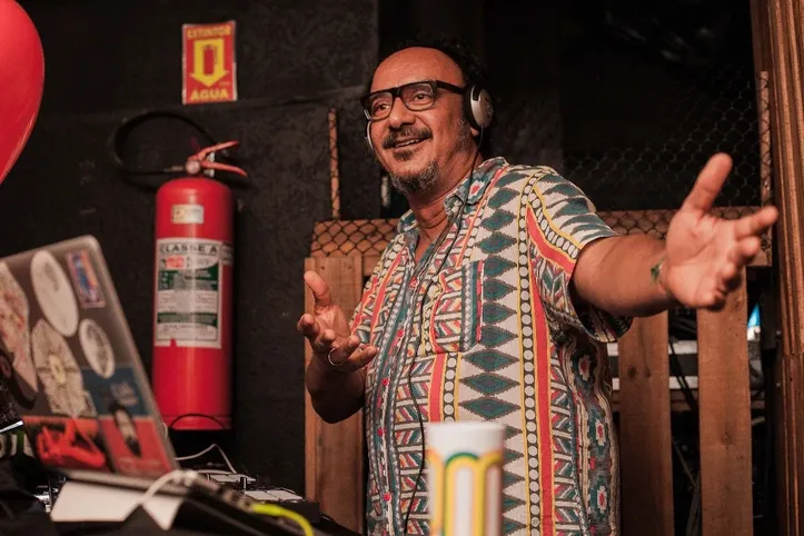 DJ Roger 'N Roll leva sua seleção de música alternativa à pista d’A Borracharia, no Rio Vermelho.