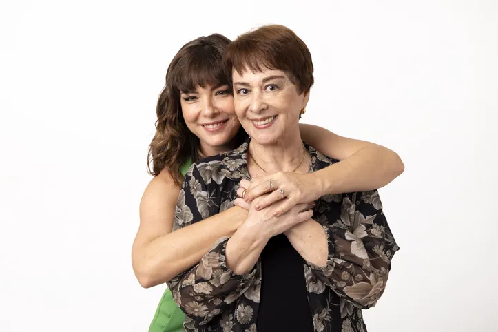 Nívea Maria e Fernanda Heras vivem conflitos e afetos entre mãe e filha no espetáculo “Querida Mamãe”, no Teatro Jorge Amado.