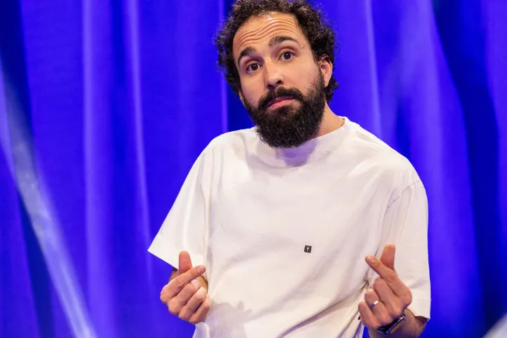 Murilo Couto transforma as situações da vida de casado e os desafios da vida adulta em humor no Teatro Faresi.