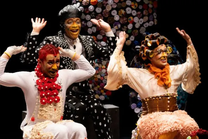 Espetáculo infantil “Tô Fraco, Tô Fraco!” utiliza o humor para abordar diferenças e respeito no Teatro Sesc-Senac Pelourinho.