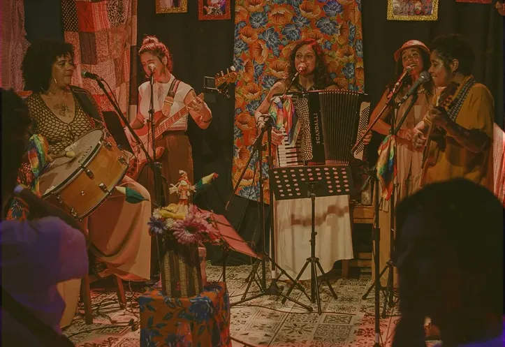 Banda Cheiro de Couro anima a Casa da Mãe ao som do forró.