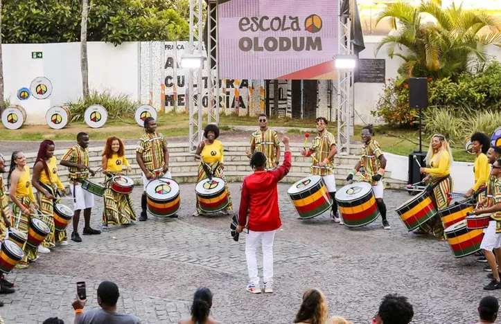 Escola Olodum celebra sua trajetória de formação artística e valorização da cultura afro-baiana com programação gratuita no Pelourinho.