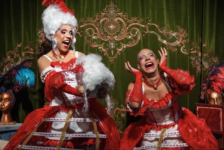 A Companhia Baiana de Patifaria mistura humor, música e crítica social no espetáculo “A Vida é um Cabaré!”, no Teatro Módulo.