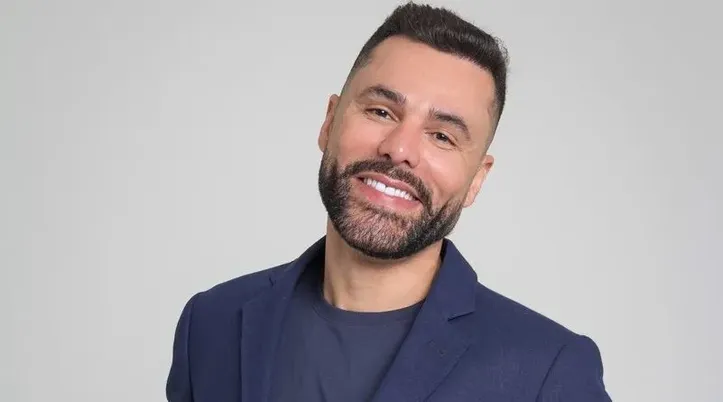 Rodrigo Sant’Anna reúne personagens conhecidos e novas criações na comédia “Mulheres em Turbulência”, no Teatro Faresi.