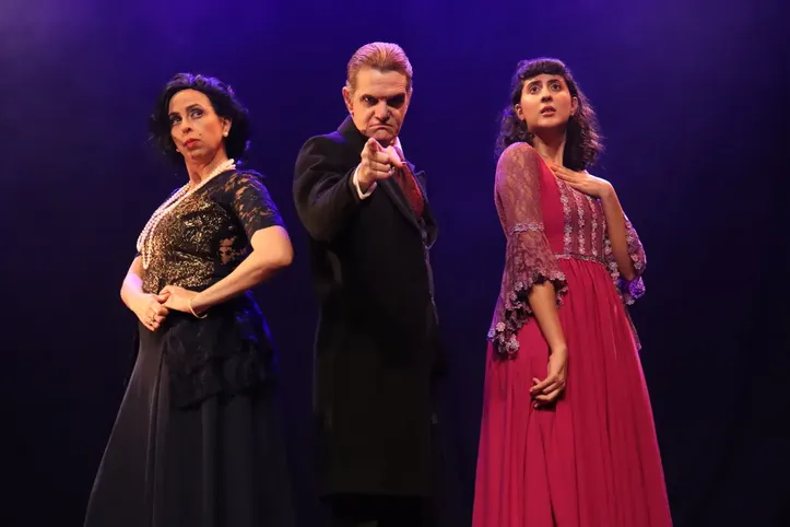 Espetáculo “Mistério no Teatro Molière” transforma o público em investigador de um crime, em apresentação especial de Halloween na Aliança Francesa.