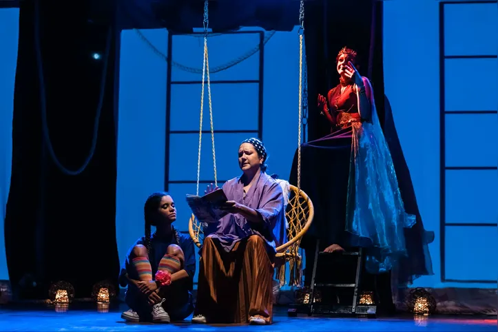 Espetáculo infantojuvenil “Tempo Rei” reúne música, fantasia e memórias afetivas em uma viagem pelos laços familiares no Teatro Módulo.