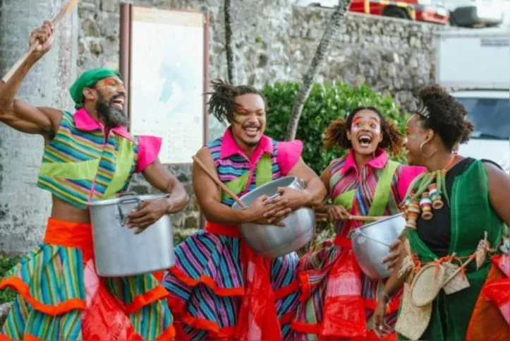 “Fala, Ìbejì” celebra a ancestralidade e a cultura afro-brasileira em espetáculo gratuito de teatro de rua no Campo Grande.