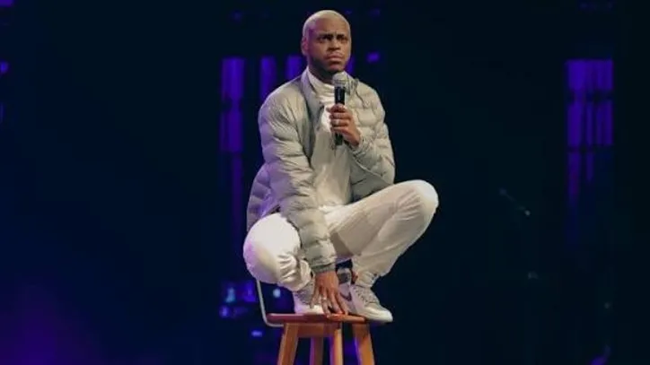 Yuri Marçal aborda experiências pessoais, religiosidade e preconceito com humor no espetáculo “Macumbeiro”, no Teatro Jorge Amado.