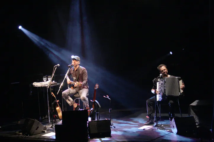 O reencontro de Zeca Baleiro e Adriano Magoo deu origem ao álbum Piano, de 2025