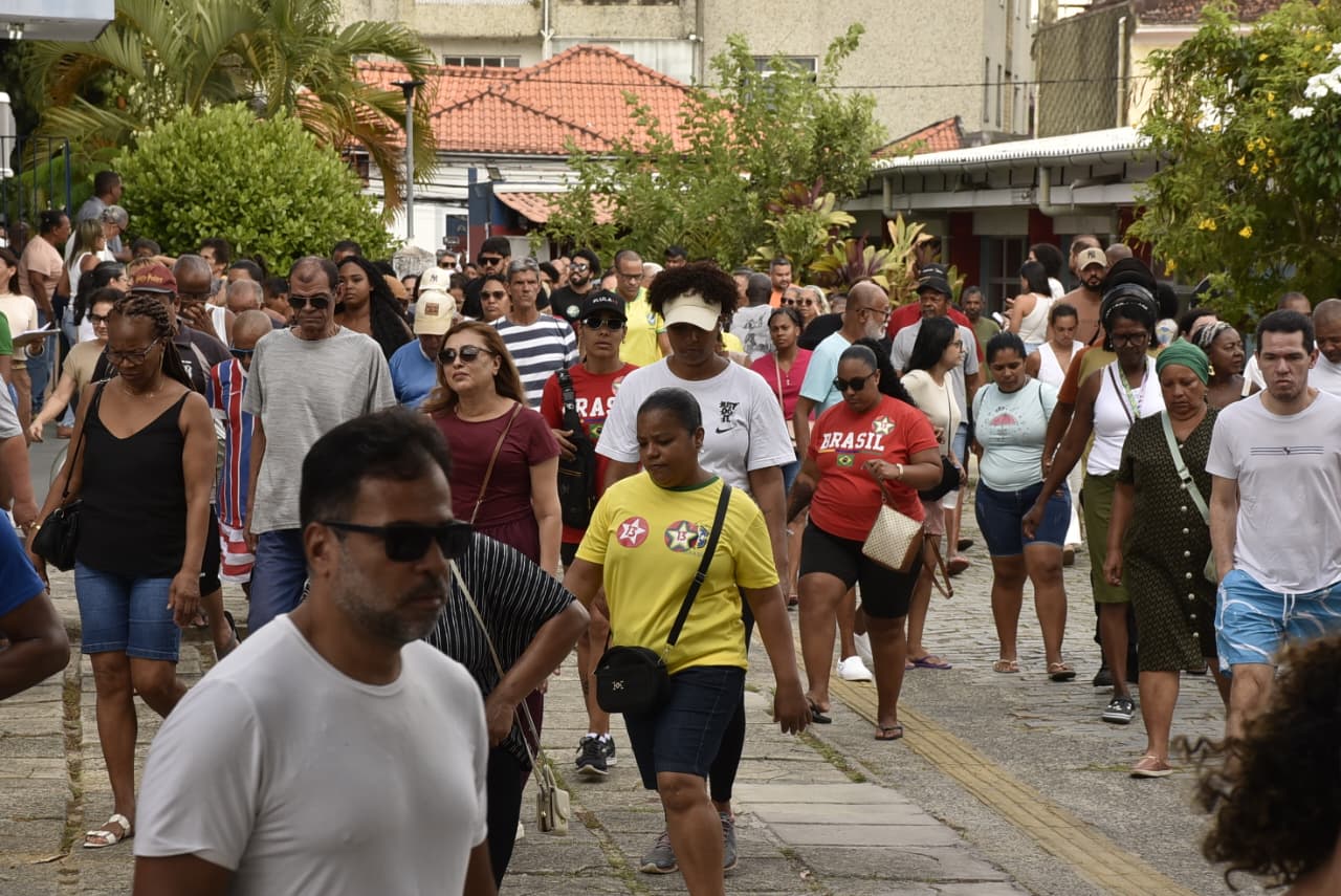 Eleitores votam no Luiz Viana, em Brotas