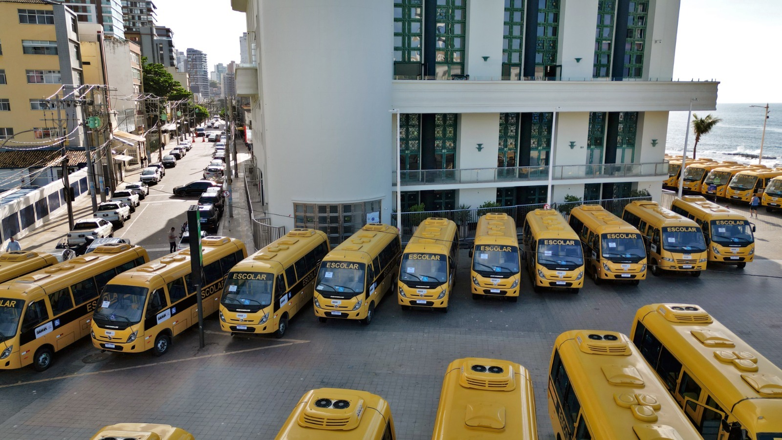 Bahia entrega mais de 100 ônibus escolares para municípios do interior