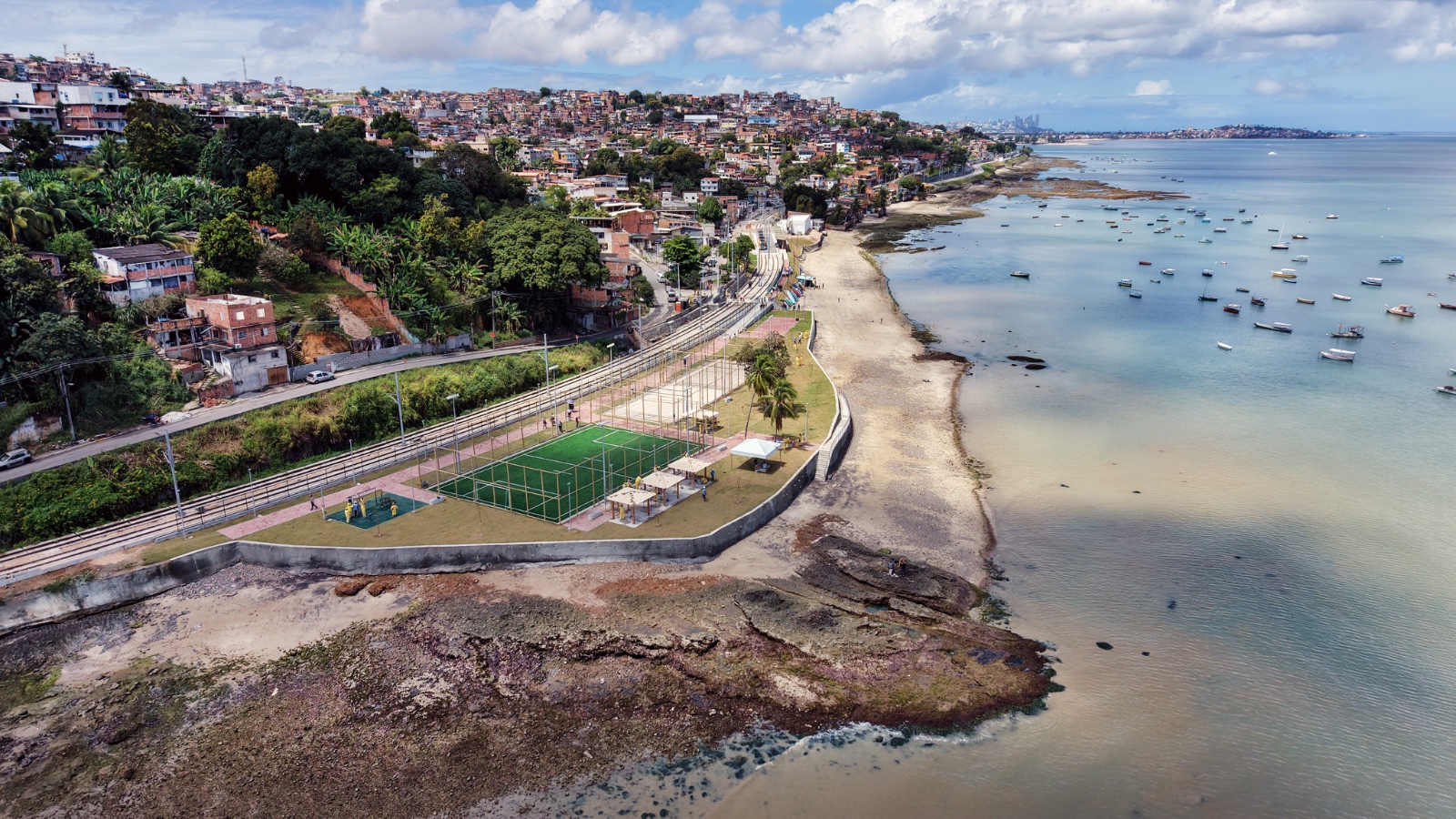 Obras da nova orla avançam junto com a implantação espaço de convivência com quadras de areia para futevôlei e futebol.