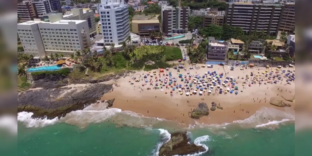 Um evento foi realizado em uma praia da capital baiana e ninguém usava máscaras