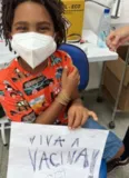 Imagem ilustrativa da imagem Filho de Regina Casé se vacina em Salvador e atriz comemora