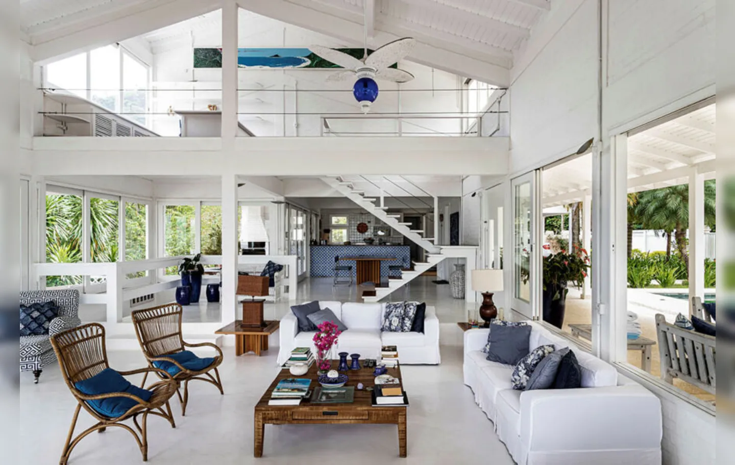 No projeto de casa de praia, a arquiteta Karol Naves combina o estilo rústico com o design minimalista