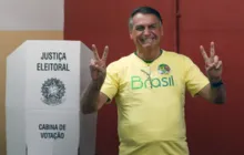 Imagem ilustrativa da imagem Bolsonaro vota no Rio de Janeiro e diz "confiar na vitória"