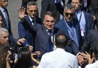 Bolsonaro é recebido com aplausos e gritos por apoiadores argentinos