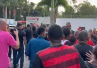 Com clima tenso, organizadas do Flamengo protestam na Ninho do Urubu