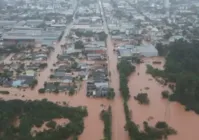 Com dez mortos, Bolsonaro se solidariza com vítimas das chuvas no RS