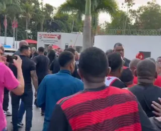 Com clima tenso, organizadas do Flamengo protestam na Ninho do Urubu