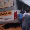 Estudantes de Santo Amaro são flagrados empurrando ônibus escolar - Imagem