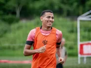 Thiago Carpini à beira do campo no Barradão