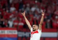 Após investigação, zagueiro é suspenso por fazer gesto extremista