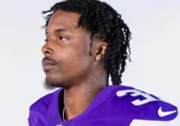 Atleta recém-draftado pela NFL morre em acidente automobilístico