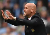 Balançando no cargo, Ten Hag seguirá no comando do Manchester United