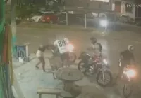 Câmera de segurança registra momento em que casal tem moto roubada