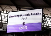 Clubes da Premier League votam a favor da manutenção do VAR